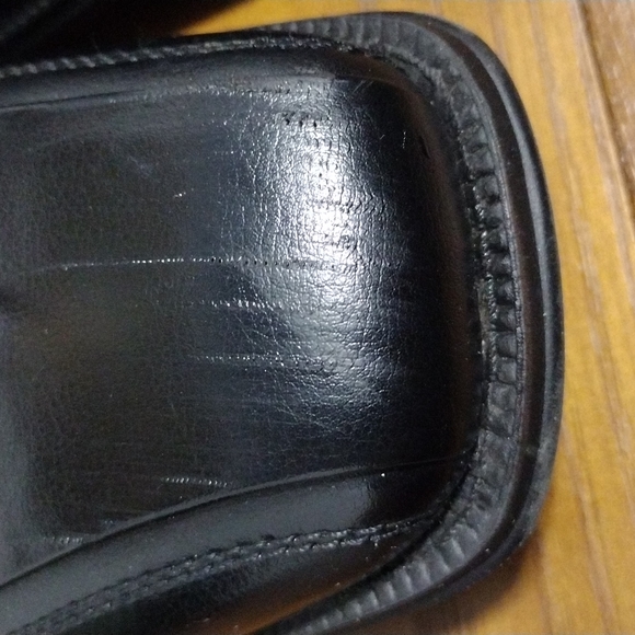 J Ferrar black oxford dress shoe Size 12.Some scratches on the toe. Needs buff. - Picture 6 of 7